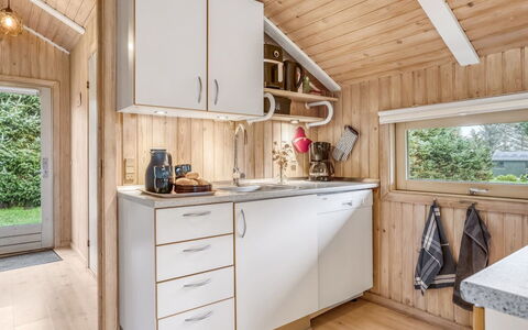 Seda - 600M from the Sea: Holz, Küche, Armatur, Major Appliance, Sinken, Holzbeize, Installation, Zapfhahn, Countertop, Küchengerät