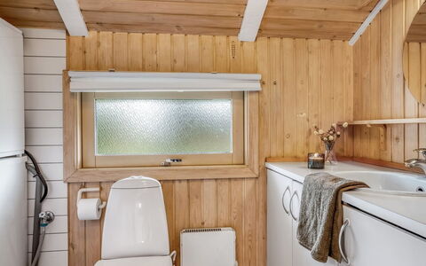Seda - 600M from the Sea: Armatur, Holz, Flooring, Interior Design, Fussboden, Badezimmer, Sinken, Zapfhahn, Installation, Bad Sink