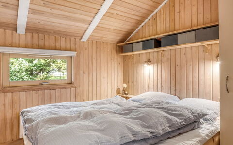 Seda - 600M from the Sea: Holz, Schlafzimmer, Bett, Decke, Interior Design, Fussboden, Bedding, Bettdecke, Möbel, Zimmer