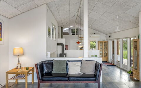Harthagunni - 375M from the Sea: Flooring, Interior Design, Fussboden, Decke, Holz, Möbel, Couch, Light Fixture, Holzboden, Wohnzimmer
