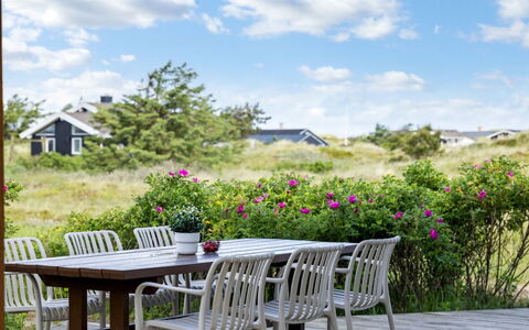 Harthagunni - 375M from the Sea: Möbel, Gartenmöbel, Tabelle, Tisch Im Freien, Stuhl, Küche & Esszimmer Tisch, Garten, Kaffetisch, Schatten, Terrasse