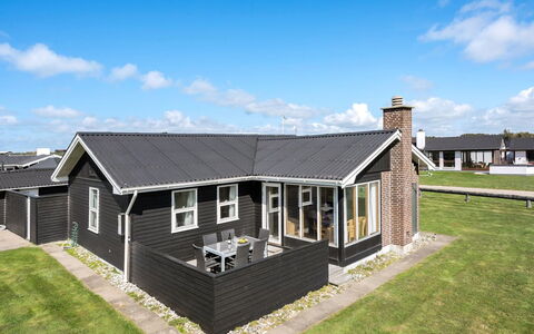 Evely - 300M from the Sea: Haus, Zuhause, Tür, Dach, Hütte, Estate, Garten, Schatten, Abstellgleis, Garten