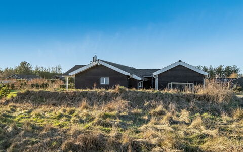 Oskarvine - 900M from the Sea: Dach, Haus, Zuhause, Hütte, Abstellgleis, Estate, Auffahrt, Gartenbauten, Garten, Schuppen