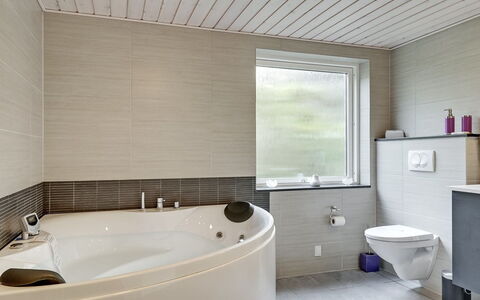 Avia - 500M from the Sea: Badezimmer, Armatur, Flooring, Interior Design, Fussboden, Badewanne, Zapfhahn, Sinken, Decke, Installation