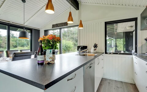 Avia - 500M from the Sea: Küche, Countertop, Interior Design, Decke, Küchengerät, Light Fixture, Cabinetry, Armatur, Spüle, Haushaltsgerät