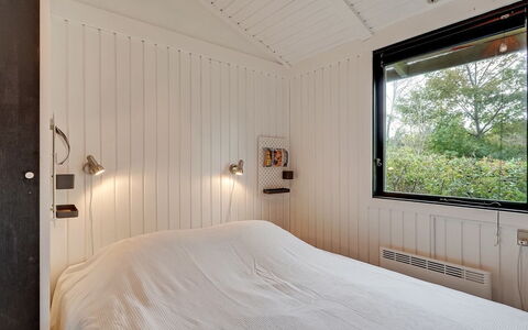 Avia - 500M from the Sea: Wand, Holz, Schlafzimmer, Decke, Interior Design, Bett, Fussboden, Flooring, Bedding, Bettdecke