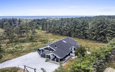 Jens - 425M from the Sea: Dach, Zuhause, Tür, Hütte, Schatten, Abstellgleis, Garten, Estate, Hinterhof