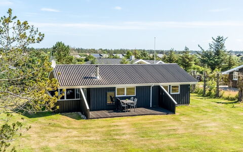 Guja - 1Km from the Sea: Hütte, Zuhause, Haus, Dach, Veranda, Estate, Abstellgleis, Gartenbauten, Bauernhaus, Garten