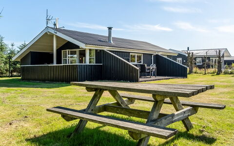 Guja - 1Km from the Sea: Hütte, Zuhause, Haus, Dach, Veranda, Estate, Abstellgleis, Gartenbauten, Bauernhaus, Garten