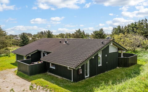 Aponi - 400M from the Sea: Decke, Flooring, Interior Design, Fussboden, Verbundwerkstoff, Möbel, Resort, Hotel, Design, Daylighting