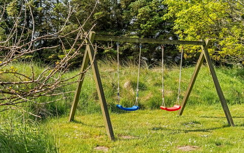 Aponi - 400M from the Sea: Schwingen, Spielmittel, Spielplatz, Garten, Rasen, Park, Rutsche
