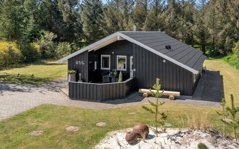 Lovisa - 500M from the Sea: Möbel, Interior Design, Stuhl, Flooring, Tabelle, Resort, Fussboden, Decke, Zimmer, Eco Hotel