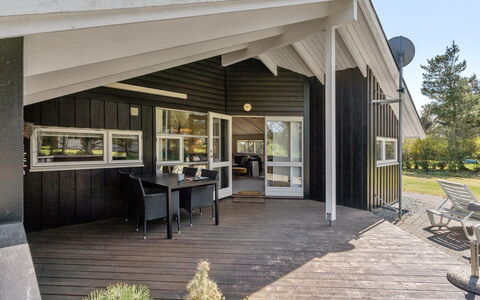 Lovisa - 500M from the Sea: Möbel, Interior Design, Stuhl, Flooring, Tabelle, Resort, Fussboden, Decke, Zimmer, Eco Hotel