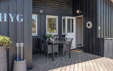 Lovisa - 500M from the Sea: Möbel, Interior Design, Stuhl, Flooring, Tabelle, Resort, Fussboden, Decke, Zimmer, Eco Hotel