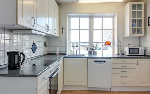 Fraþulf - 6Km from the Sea: Küche, Countertop, Küchengerät, Flooring, Cabinetry, Spüle, Interior Design, Major Appliance, Fussboden, Sinken