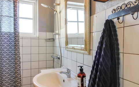 Fraþulf - 6Km from the Sea: Armatur, Wand, Badezimmer, Interior Design, Flooring, Fussboden, Bad Sink, Installation, Zapfhahn, Zimmer