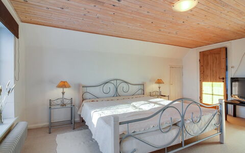 Fraþulf - 6Km from the Sea: Möbel, Bett, Interior Design, Schlafzimmer, Flooring, Bedding, Decke, Bettdecke, Holz, Fussboden