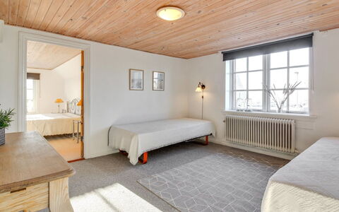 Fraþulf - 6Km from the Sea: Flooring, Interior Design, Wand, Fussboden, Decke, Möbel, Holz, Schlafzimmer, Bett, Zimmer