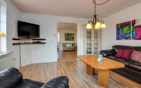 Fraþulf - 6Km from the Sea: Möbel, Interior Design, Flooring, Couch, Decke, Holz, Fussboden, Wohnzimmer, Zimmer, Beleuchtung