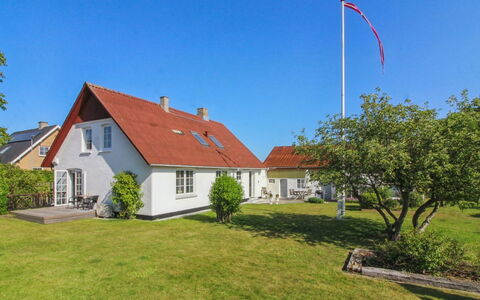 Fraþulf - 6Km from the Sea: Himmel, Blau, Gras, Haus, Zuhause, Dach, Hütte, Wohngebiet, Strauch, Grundstueck