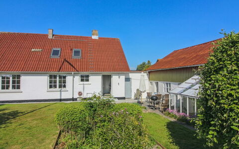 Fraþulf - 6Km from the Sea: Gras, Gebäude, Dach, Fenster, Haus, Zuhause, Wohngebiet, Hütte, Fassade, Strauch