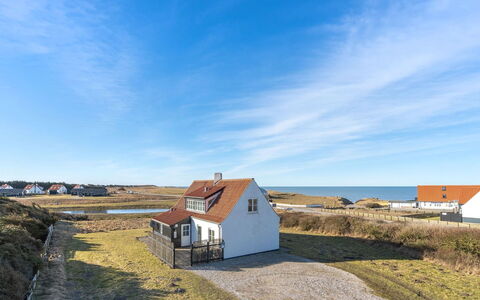 Nantje - 125M from the Sea: Himmel, Blau, Gebäude, Haus, Zuhause, Dach, Die Architektur, Hütte, Wohngebiet, Grundstueck