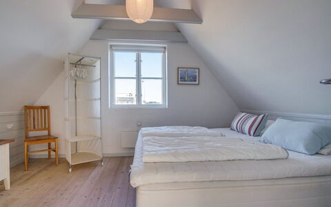 Nantje - 125M from the Sea: Holz, Schlafzimmer, Fussboden, Flooring, Bett, Möbel, Interior Design, Decke, Bedding, Bettdecke