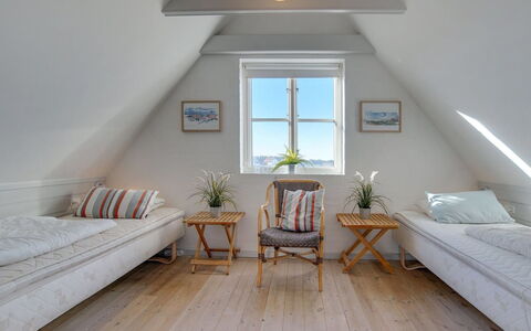 Nantje - 125M from the Sea: Holz, Flooring, Fussboden, Möbel, Interior Design, Decke, Zuhause, Schlafzimmer, Bett, Holzboden
