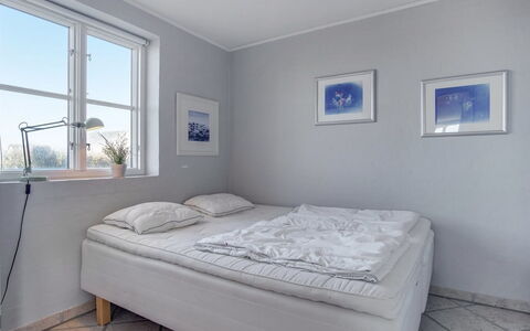 Nantje - 125M from the Sea: Schlafzimmer, Bett, Fussboden, Bedding, Bettdecke, Flooring, Linens, Decke, Bettrahmen, Zimmer