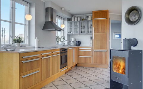 Nantje - 125M from the Sea: Flooring, Holz, Fussboden, Küchengerät, Cabinetry, Major Appliance, Interior Design, Möbel, Haushaltsgerät, Küche