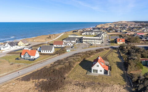 Nantje - 125M from the Sea: Haus, Wohngebiet, Dach, Landschaft, Grundstueck, Zuhause, Steigung, Vorort, Sand