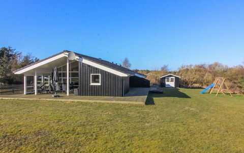 Nynke - 600M from the Sea: Dach, Haus, Grundstueck, Zuhause, Hütte, Estate, Gartenbauten, Schatten, Blockhaus, Landscaping