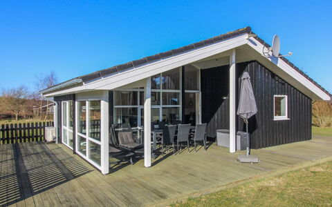 Nynke - 600M from the Sea: Dach, Haus, Grundstueck, Zuhause, Hütte, Estate, Gartenbauten, Schatten, Blockhaus, Landscaping