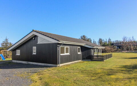 Nynke - 600M from the Sea: Dach, Haus, Grundstueck, Zuhause, Hütte, Estate, Gartenbauten, Schatten, Blockhaus, Landscaping