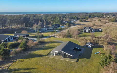 Nynke - 600M from the Sea: Dach, Haus, Grundstueck, Zuhause, Hütte, Estate, Gartenbauten, Schatten, Blockhaus, Landscaping