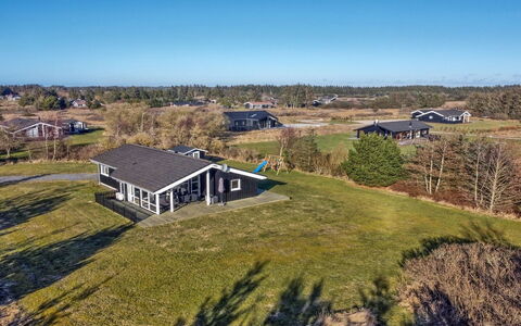 Nynke - 600M from the Sea: Dach, Haus, Grundstueck, Zuhause, Hütte, Estate, Gartenbauten, Schatten, Blockhaus, Landscaping