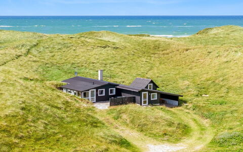 Fromer - 50M from the Sea: Gebäude, Haus, Fenster, Zuhause, Dach, Wohngebiet, Strauch, Hütte, Grundstueck