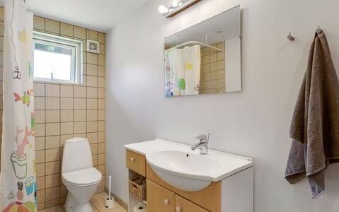 Amarah - 325M from the Sea: Armatur, Interior Design, Bad Sink, Badezimmer, Flooring, Fussboden, Sinken, Toilette, Badezimmerschrank, Toilleten Sitz