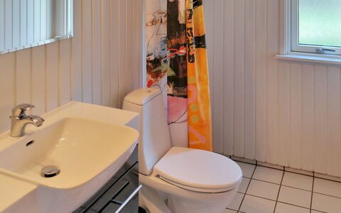 Eden - 800M from the Sea: Armatur, Toilleten Sitz, Badezimmer, Toilette, Flooring, Fussboden, Interior Design, Installation, Sinken, Zapfhahn