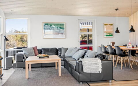 Ingela - 350M from the Sea: Couch, Möbel, Interior Design, Flooring, Holz, Wohnzimmer, Fussboden, Decke, Holzboden, Zuhause