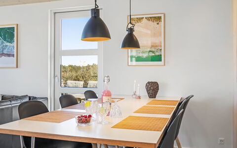 Ingela - 350M from the Sea: Möbel, Interior Design, Flooring, Holz, Light Fixture, Decke, Küche & Esszimmer Tisch, Esszimmer, Tabelle, Stuhl