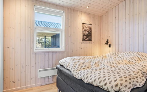 Ingela - 350M from the Sea: Holz, Schlafzimmer, Decke, Flooring, Interior Design, Fussboden, Bett, Zuhause, Bedding, Bettrahmen
