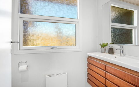 Ingela - 350M from the Sea: Interior Design, Armatur, Glas, Decke, Installation, Fensterabdeckung, Formen, Fensterbehandlung, Badezimmer, Schiebefenster