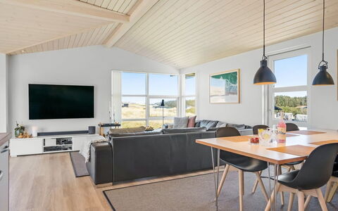 Ingela - 350M from the Sea: Holzboden, Decke, Hartholz, Holzbeize, Planke, Couch, Wohnzimmer, Laminatboden, Schlafsofa