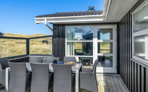 Ingela - 350M from the Sea: Holz, Zuhause, Tür, Veranda, Deck, Hartholz, Holzbeize, Hütte, Planke, Schatten
