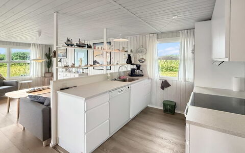 Steffenie - 400M from the Sea: Holz, Küche, Interior Design, Flooring, Möbel, Decke, Fussboden, Countertop, Cabinetry, Holzboden
