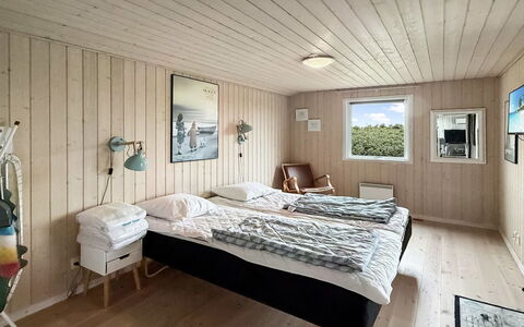 Steffenie - 400M from the Sea: Holz, Schlafzimmer, Interior Design, Fussboden, Bett, Flooring, Decke, Möbel, Bettdecke, Bedding