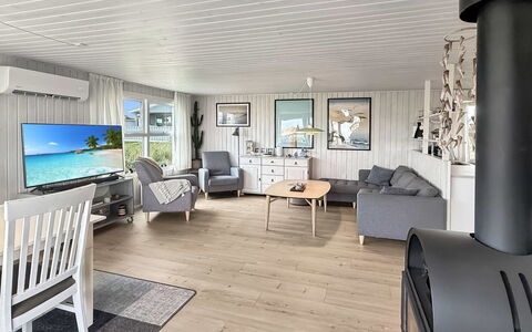 Steffenie - 400M from the Sea: Holz, Flooring, Möbel, Fussboden, Zuhause, Holzboden, Wohnzimmer, Hartholz, Couch