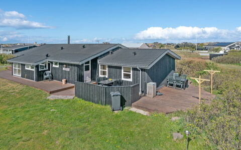Bertil - 400M from the Sea: Wohngebiet, Dach, Vorort, Auffahrt, Estate, Kamin