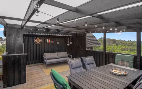 Bertil - 400M from the Sea: Decke, Flooring, Interior Design, Fussboden, Verbundwerkstoff, Möbel, Resort, Hotel, Design, Daylighting